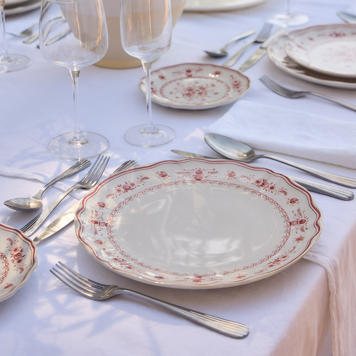 Vila 6-5/8" Appetizer Plate, White-Red