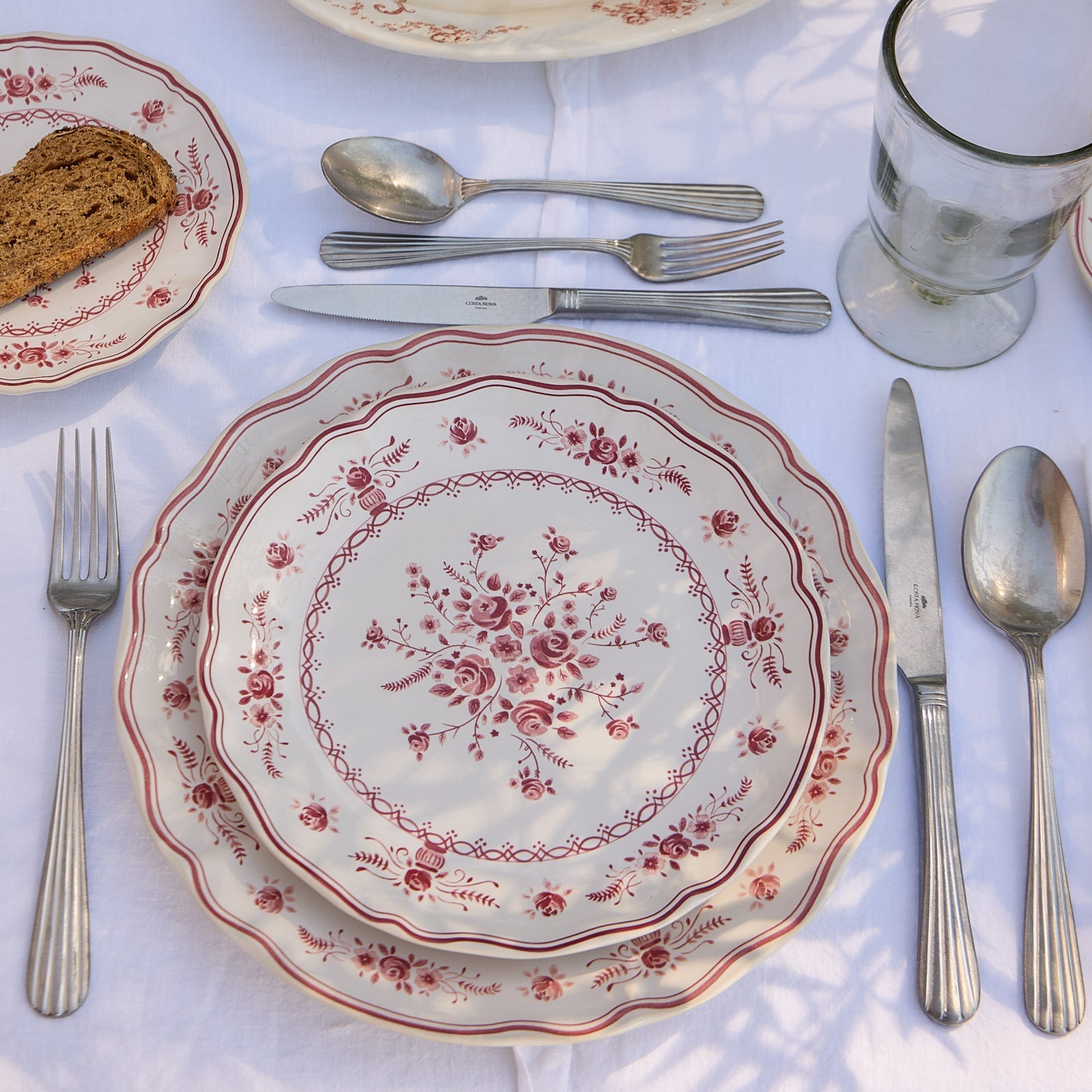 Vila 10-5/8" Dinner Plate, White-Red