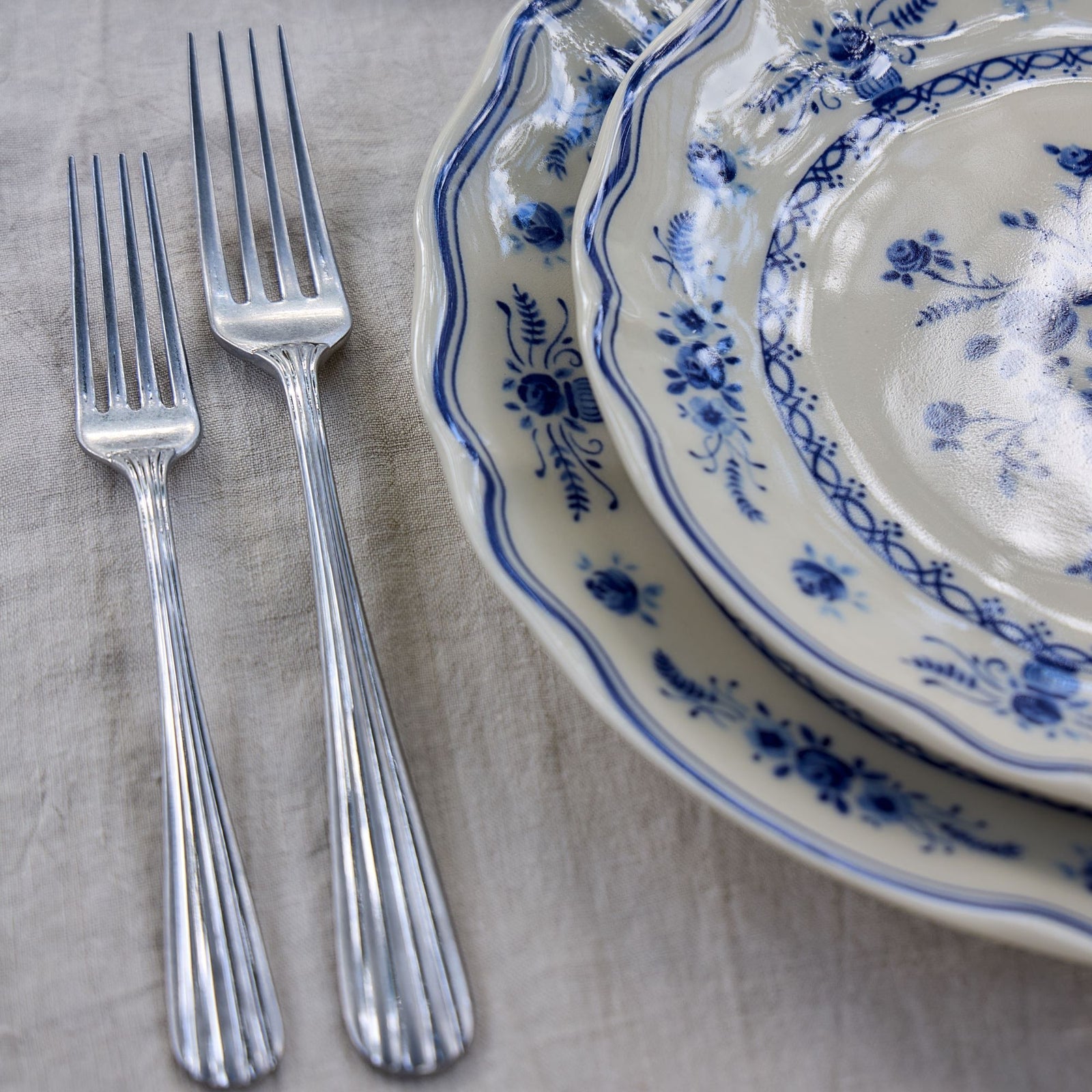 Vila 10-5/8" Dinner Plate, White-Blue