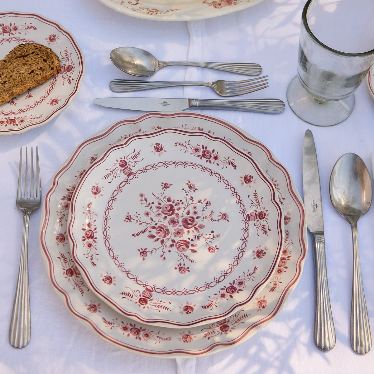 Vila 8-3/8" Salad/Dessert Plate, White-Red