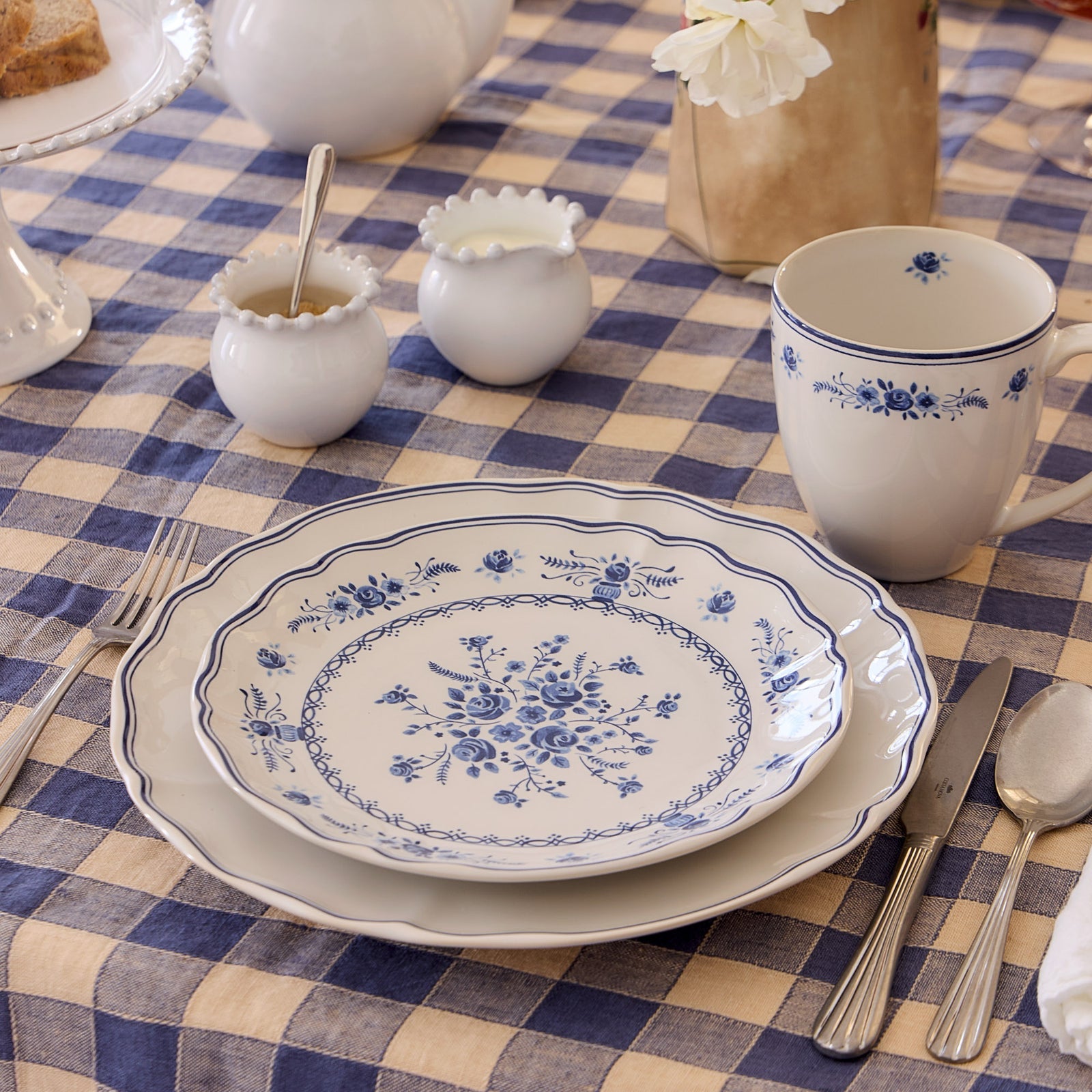 Vila 10-5/8" Dinner Plate, White-Blue Filet