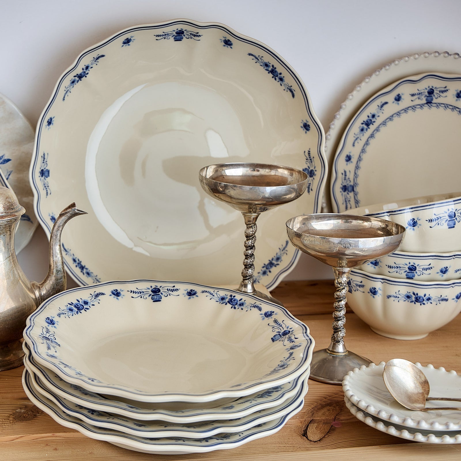 Vila 95 oz Pasta/Serving Bowl, Beige-Blue