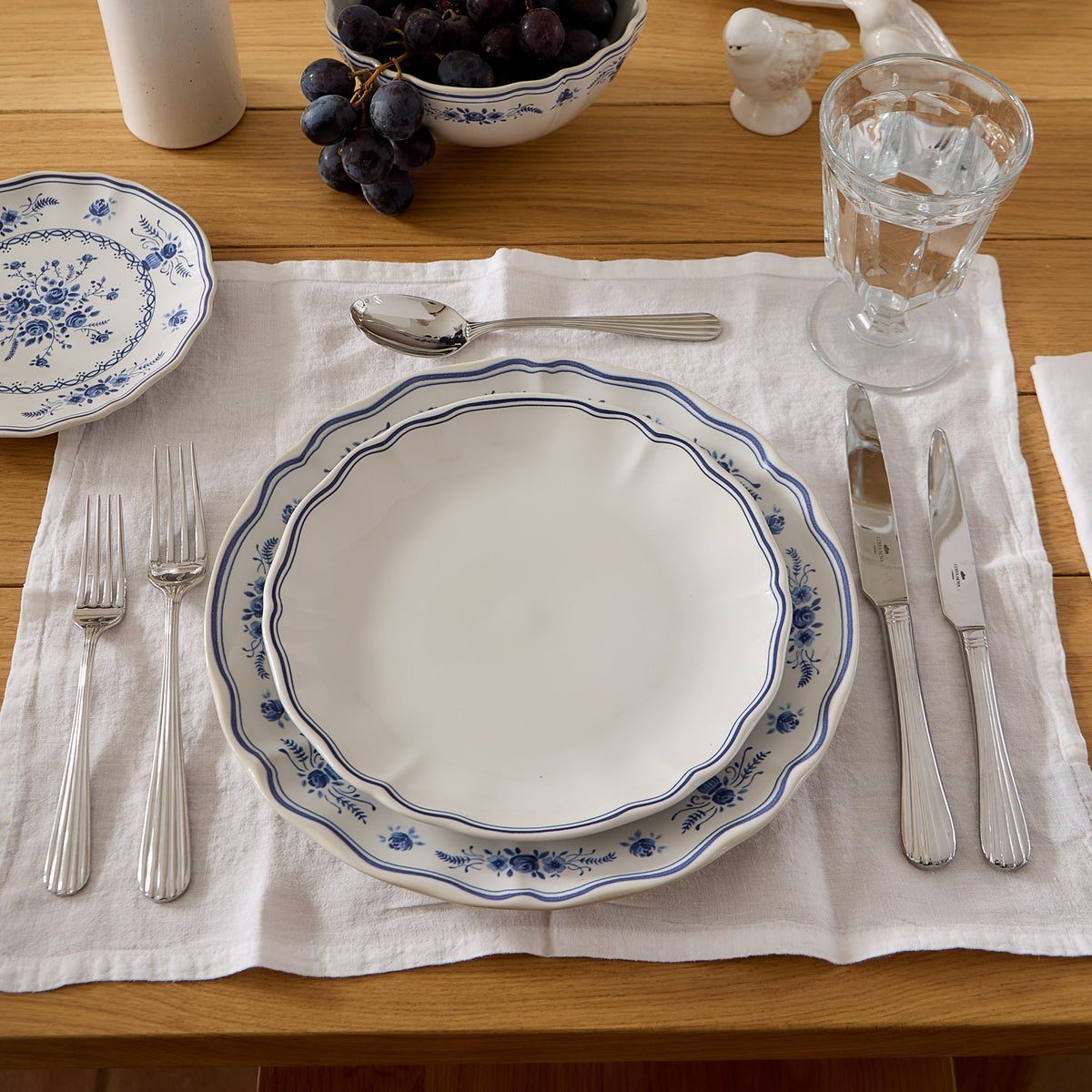Vila 8-3/8" Salad/Dessert Plate, White-Blue Filet