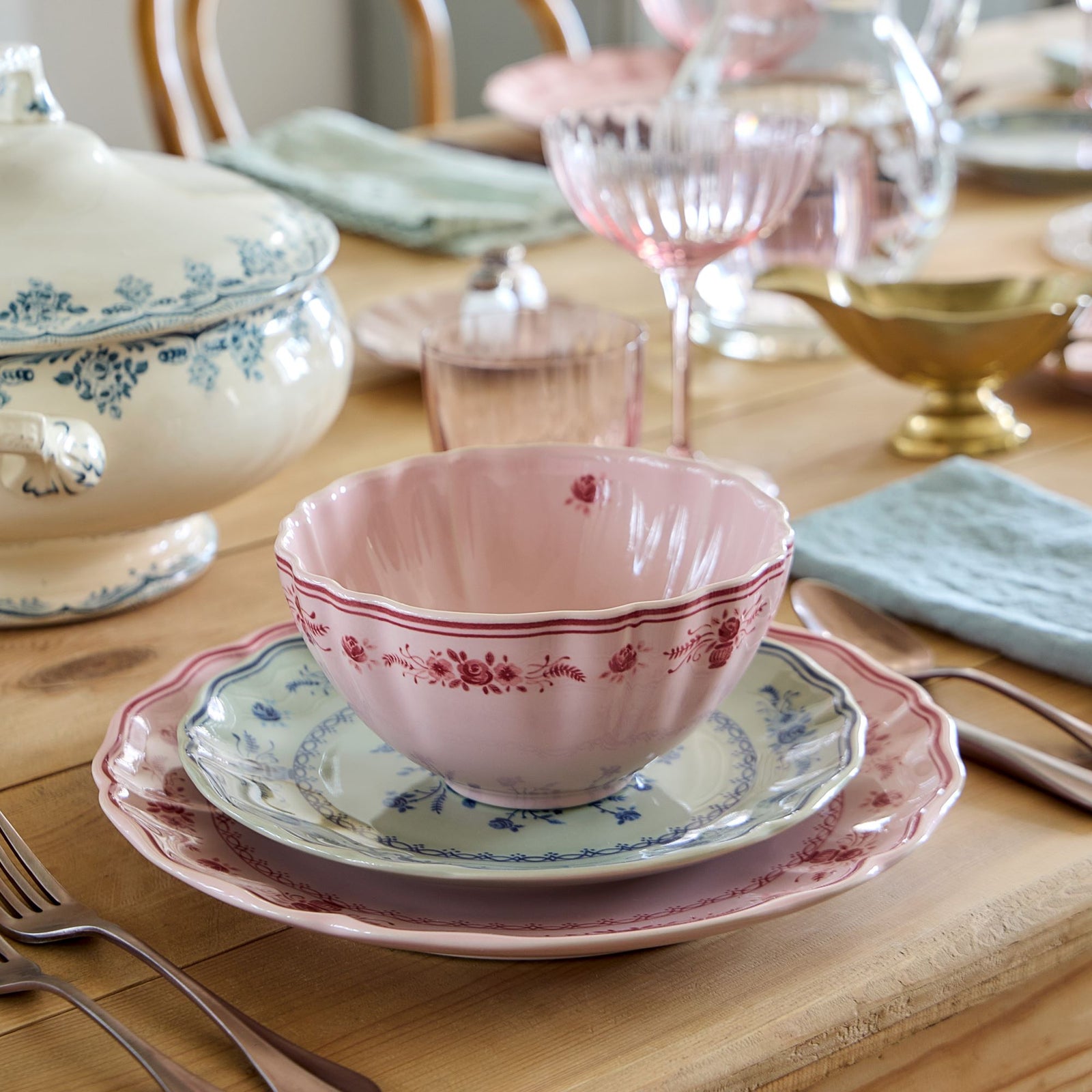 Vila 26 oz Soup/Cereal Bowl, Pink-Red