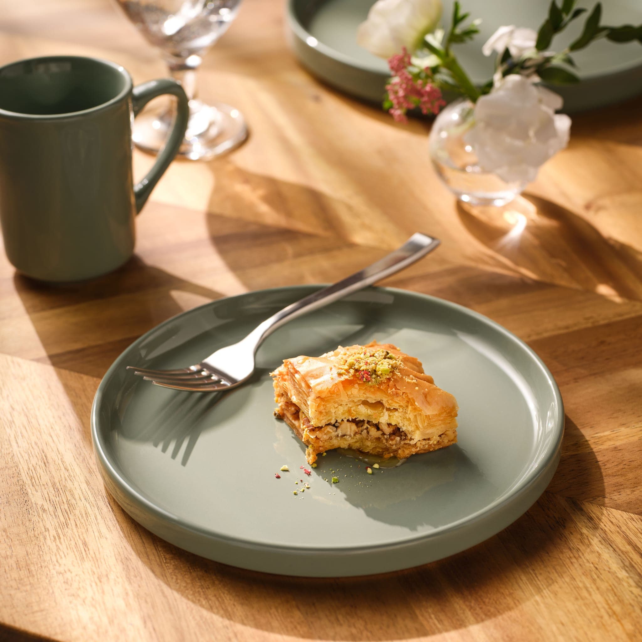Porcelana 7.75" Stacking Plate, Moss
